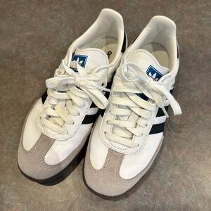 Classic Adidas OG Samba black/white size 5.5 (fits like women’s 6.5/7) EUC